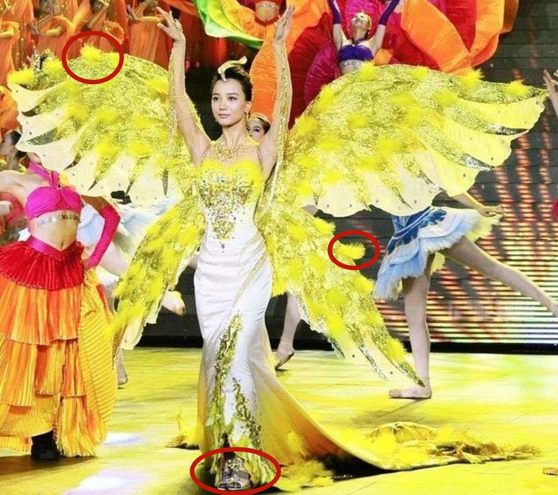 金鹰女神礼服曝光！满身藏小灯泡还会发光，鹰羽元素硬被做成鸡毛