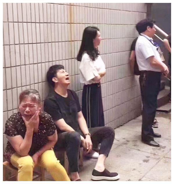 深情人设崩塌曝林生斌陪现任老婆游玩画面女方抱林生斌秀恩爱
