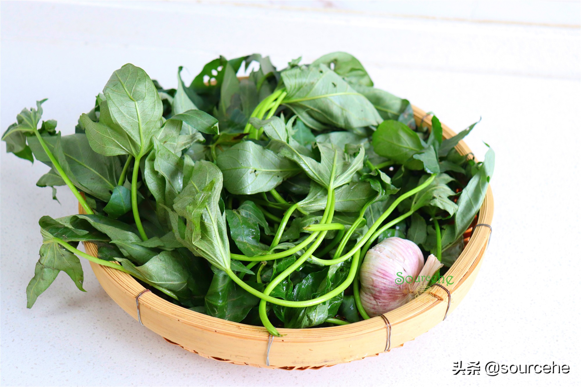 Sweet potato leaves are fed to pigs in the countryside. They are sold for 3 yuan in the city