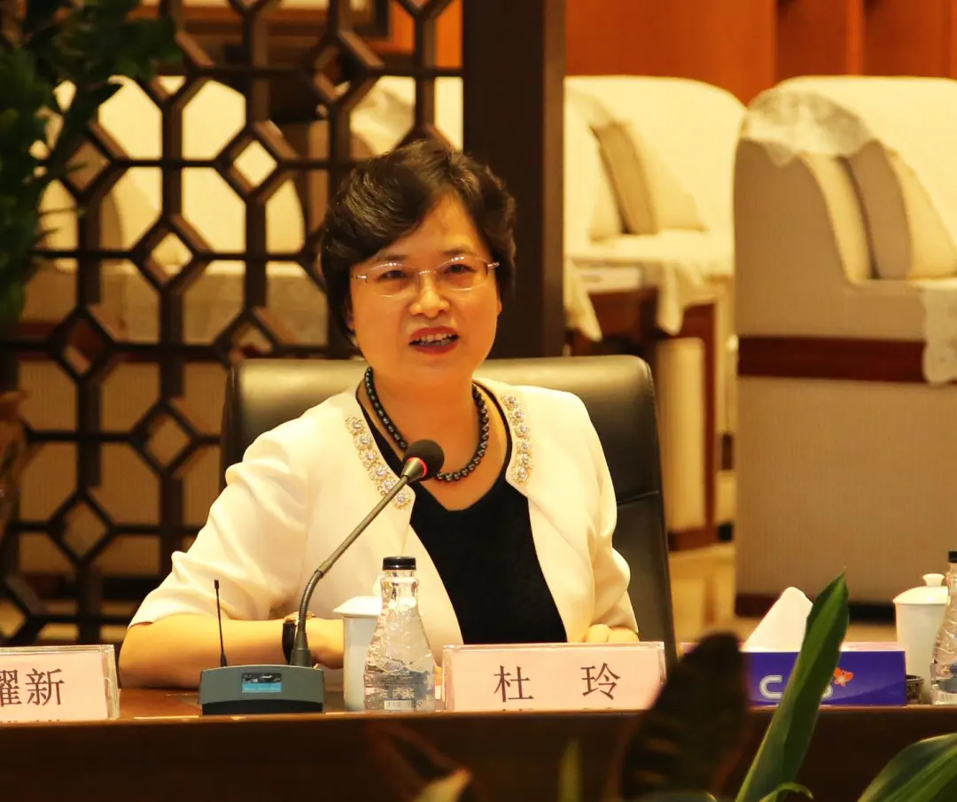 升市领导，她是深圳建市以来首位女区长，也是首位女区委书记