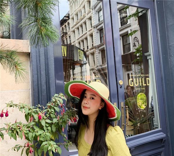 杨子18岁女儿晒毕业照比继母显老，生母陶虹罕见