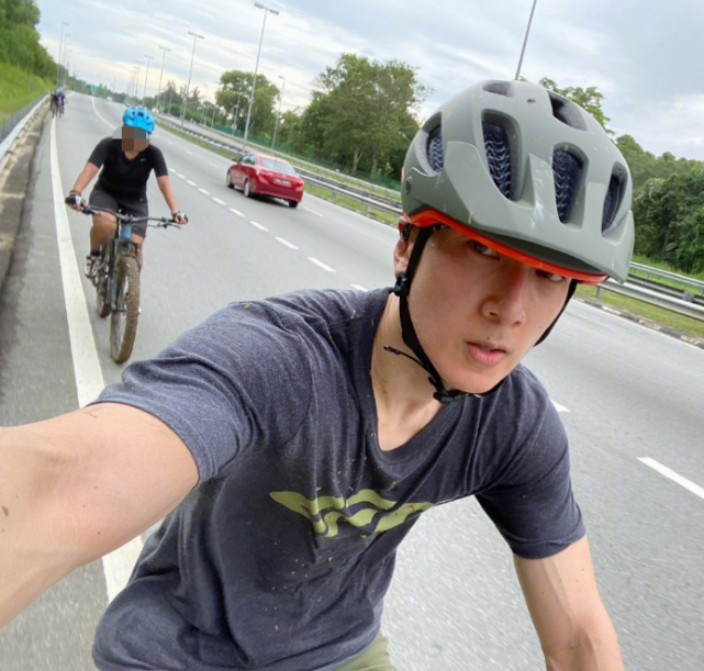 吳尊攜老婆參加同學會，41歲的他帥如當初，與同學合影像兩代人