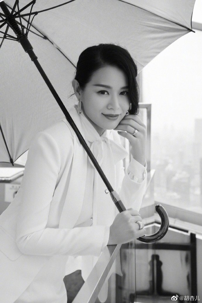 胡杏儿三儿子100天了，老公晒全家隔空合影庆祝