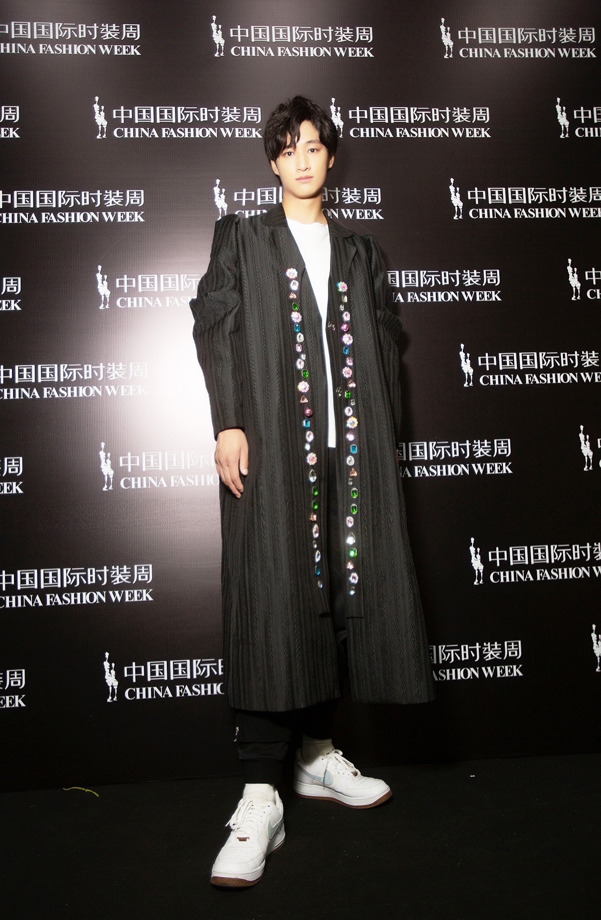 代羽宸出席2021中国国际时装周 帅气演绎设计师品牌CHENG CHENG魅力