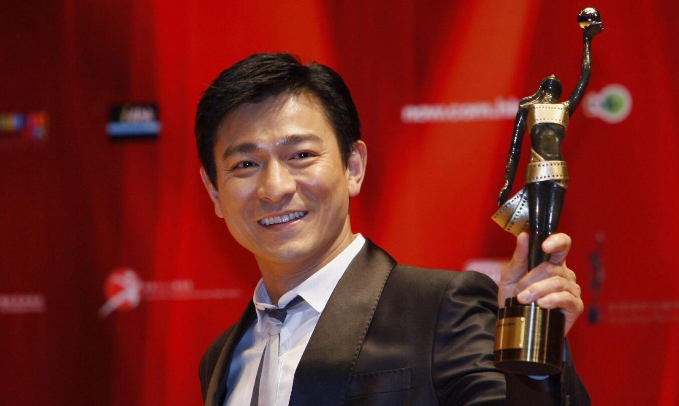 第一次对刘德华感到失望，参加吴孟达葬礼穿得