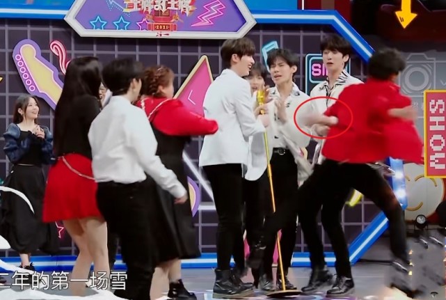 Hua Chenyu plays game too desperately, grab mike within an inch of to swing an arena, fortunately Yan Haoxiang is saved in time