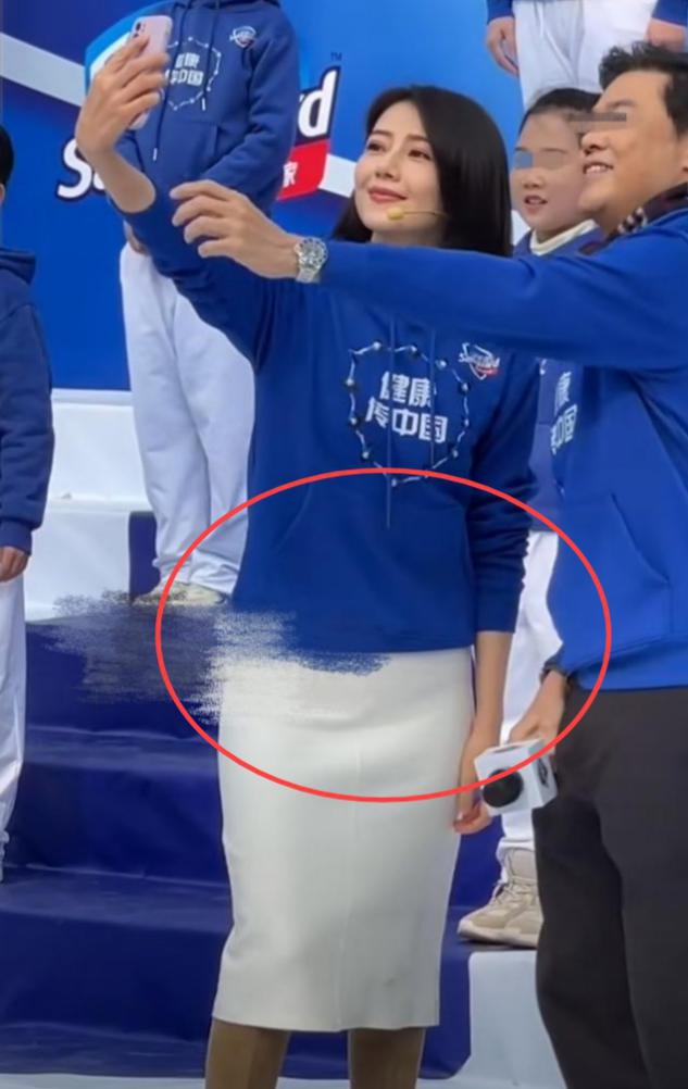 太甜！41岁高圆圆当众表白赵又廷，却因脸大被网