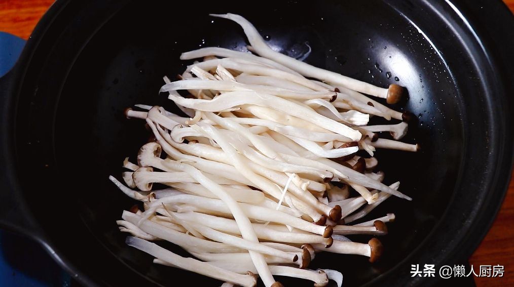 猪肉配上莲藕，既是汤又是菜，加上一点韭菜后，吃起来特别的鲜