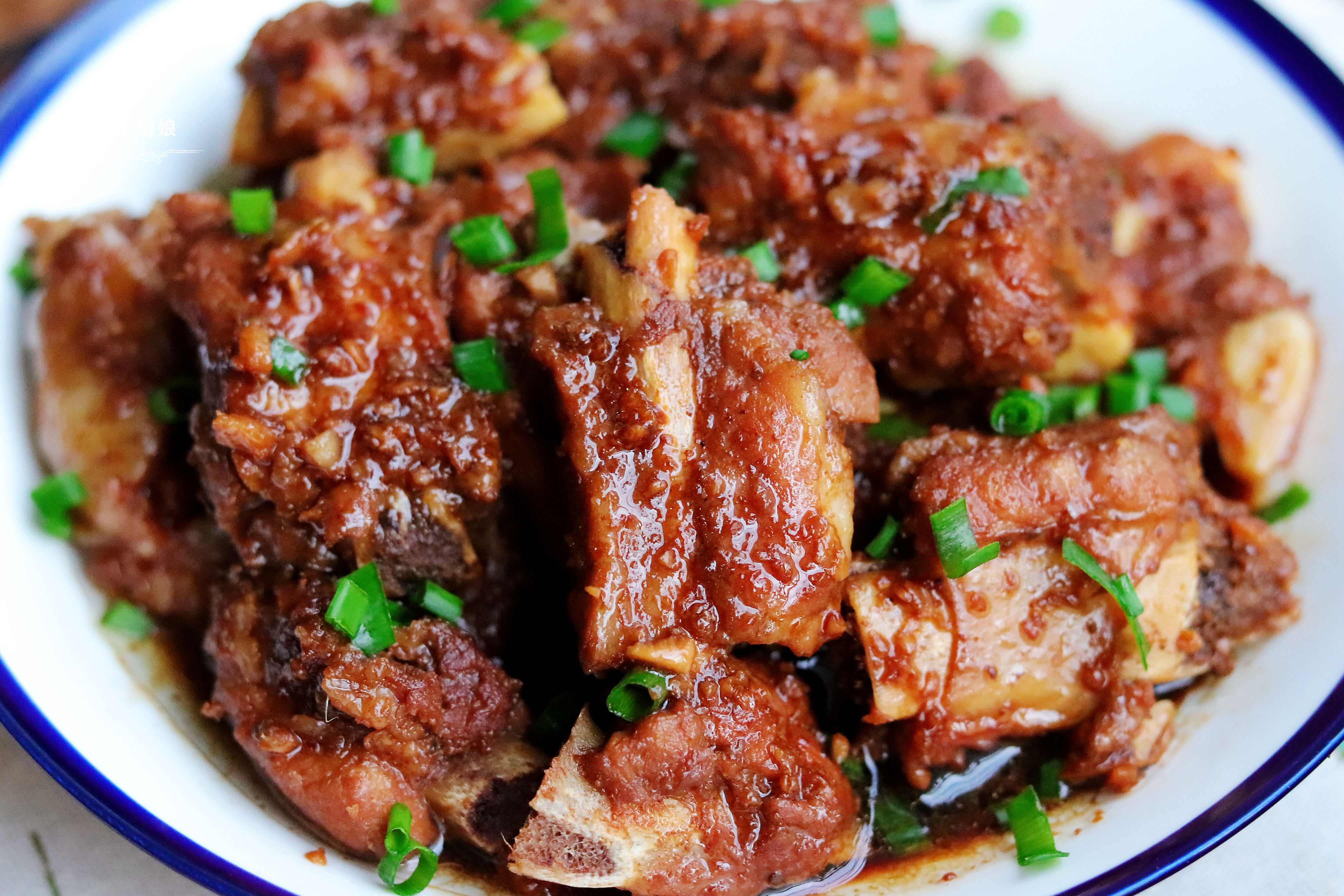 1斤排骨、2頭大蒜，丟進電飯鍋裡，出鍋沒想到如此美味，真饞人