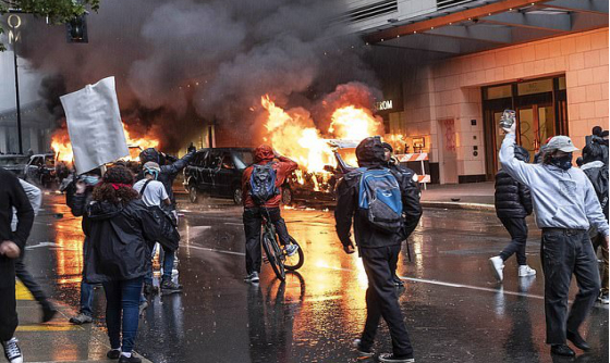 又有美国警察“膝盖锁喉”！众人呼喊“拿开膝盖！”