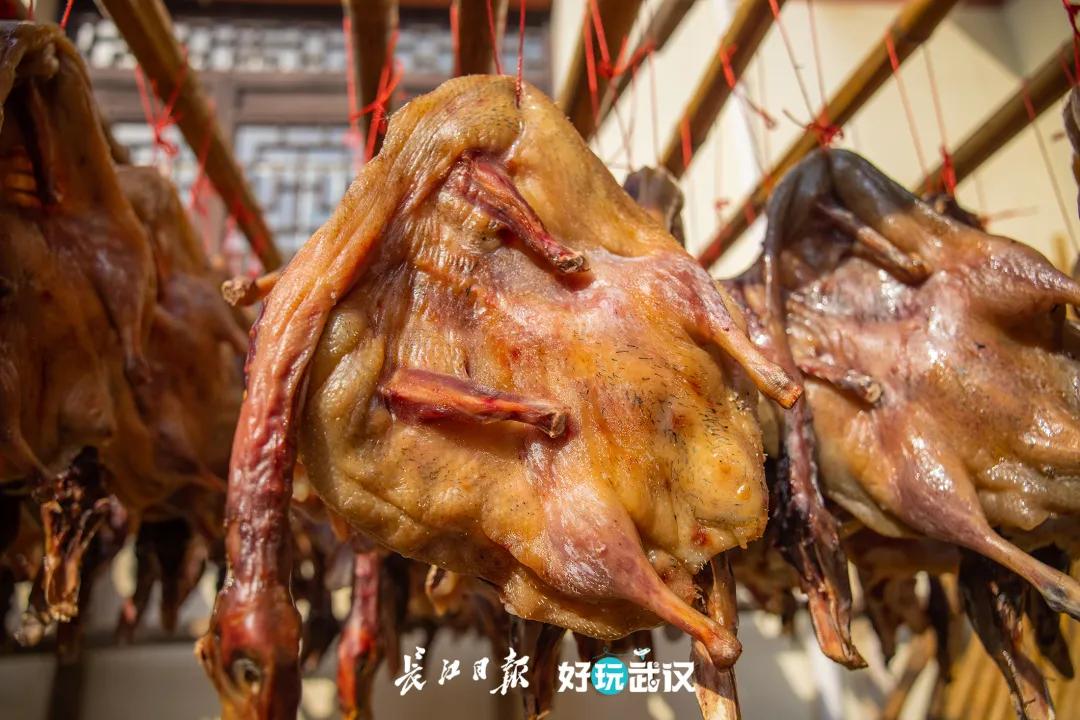 把腊肠和腊鱼串一串，串一个同心圆来过年