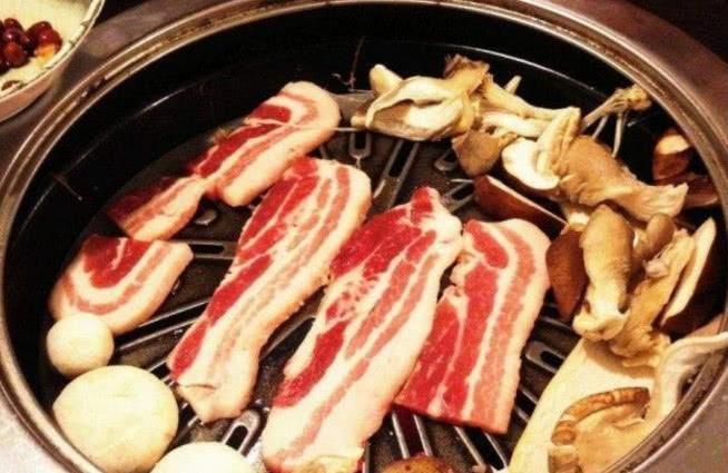 吃烤肉时服务员询问你换不换纸，其实是一种暗