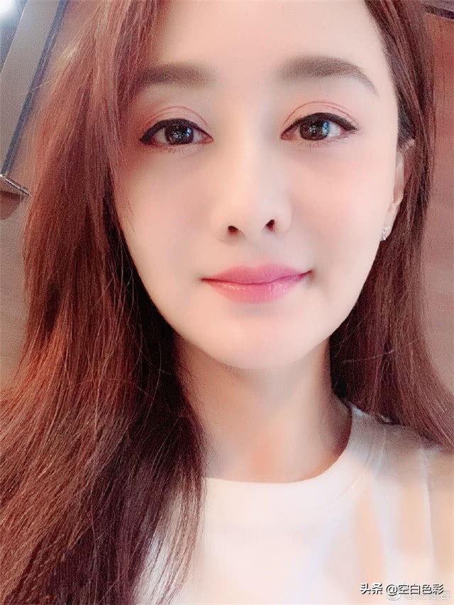 前琼瑶女神陈德容已离婚，结婚后一直丁克。周星驰疯狂地追求她