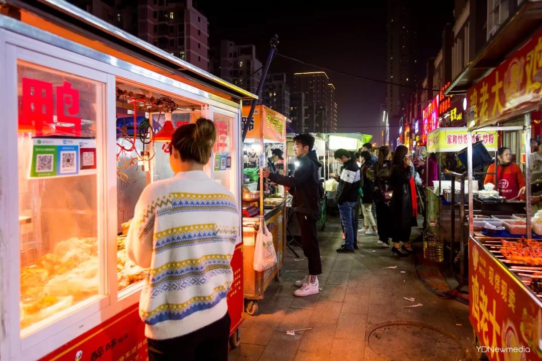 走进深夜的武汉南湖，只想说腐败至极