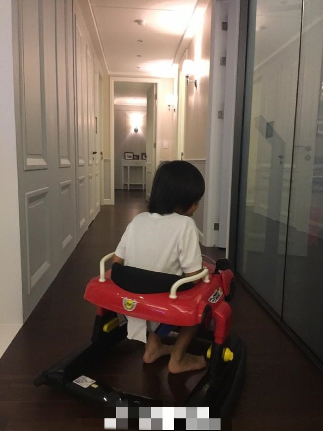 林志颖上亿豪宅有多豪？客厅摆法拉利做装饰，