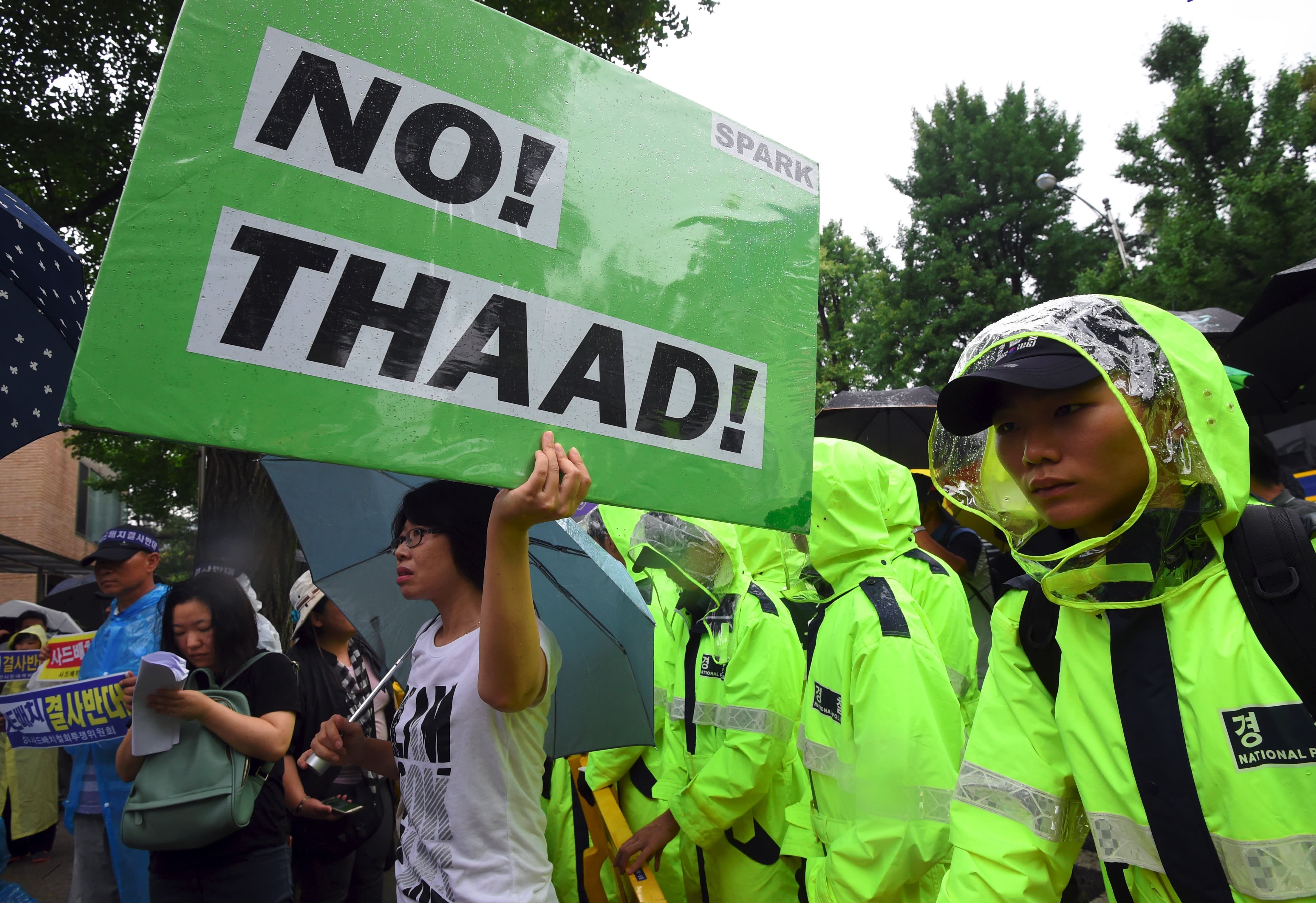 韩国频繁向萨德基地运送物资，当地抗议民众与警方爆发冲突