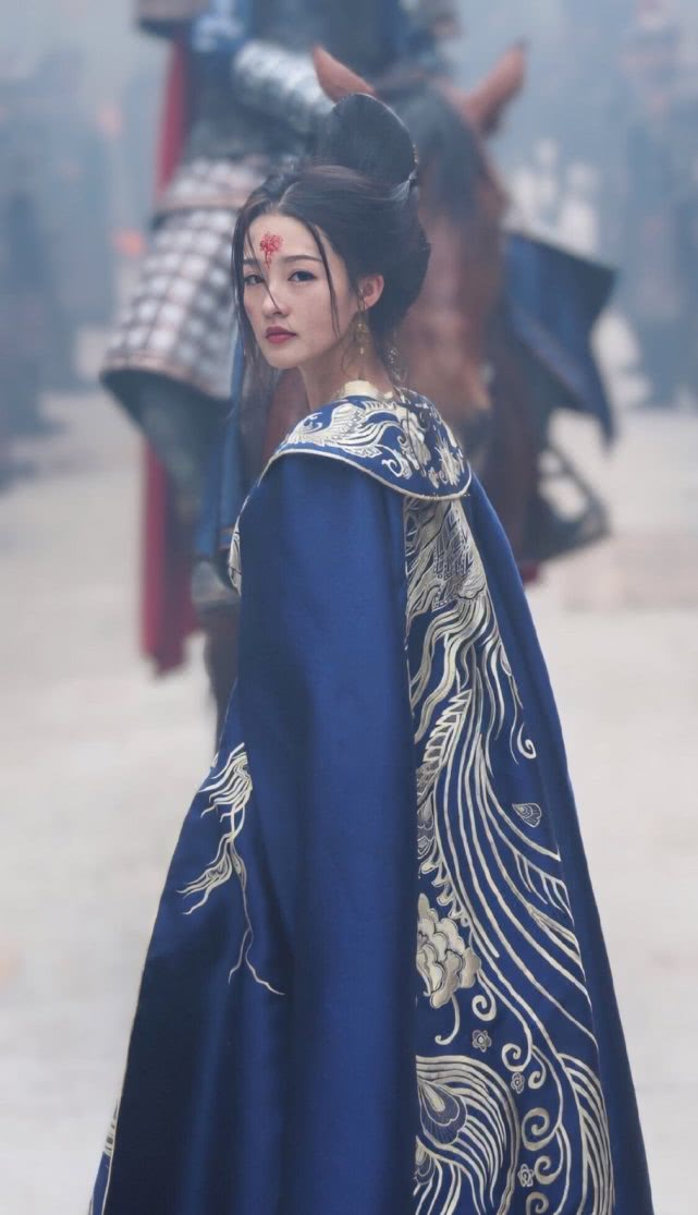 影视剧之中蓝色婚服，李沁和热巴清新动人，却都不及女神郭碧婷