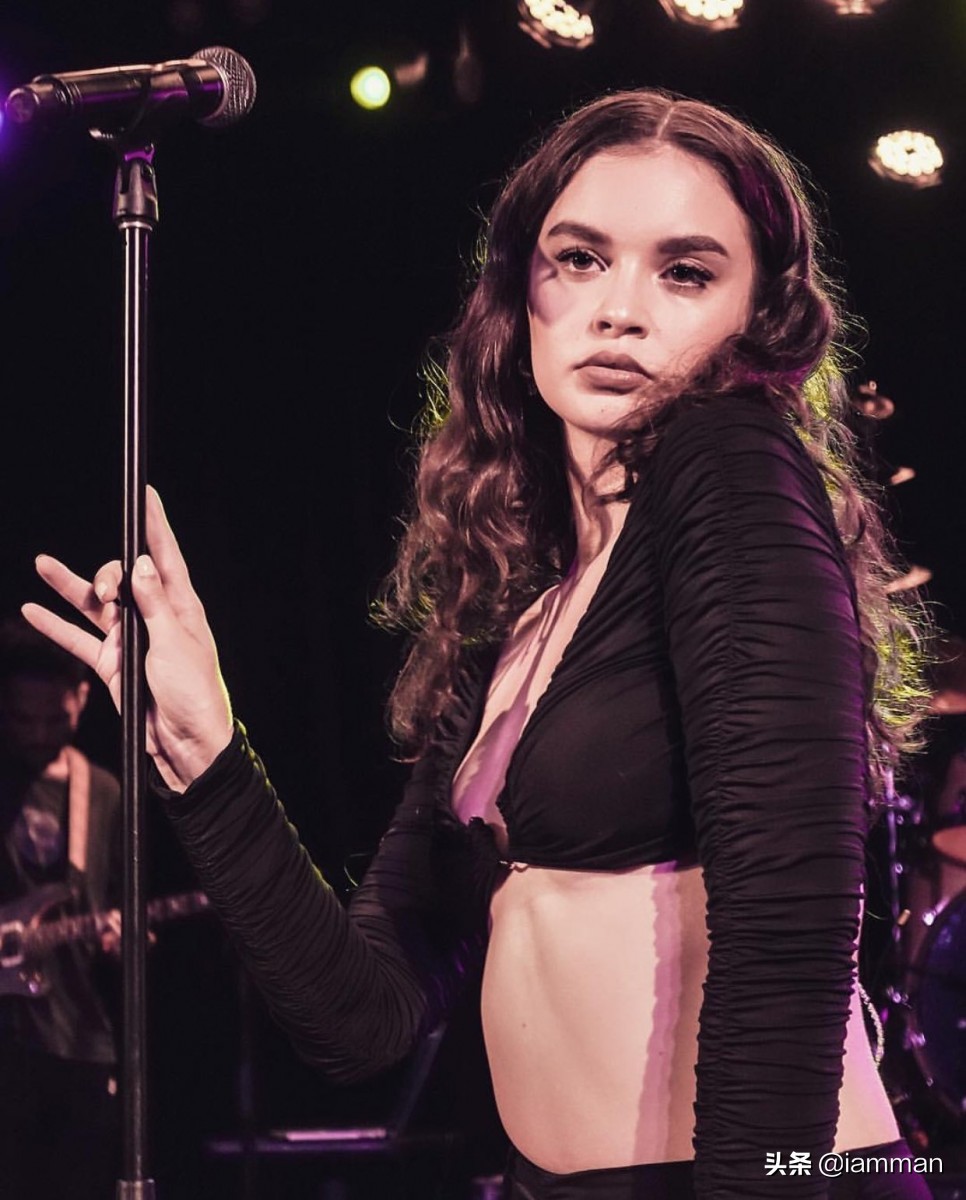 Sabrina Claudio, a Cuban American singer with European and American