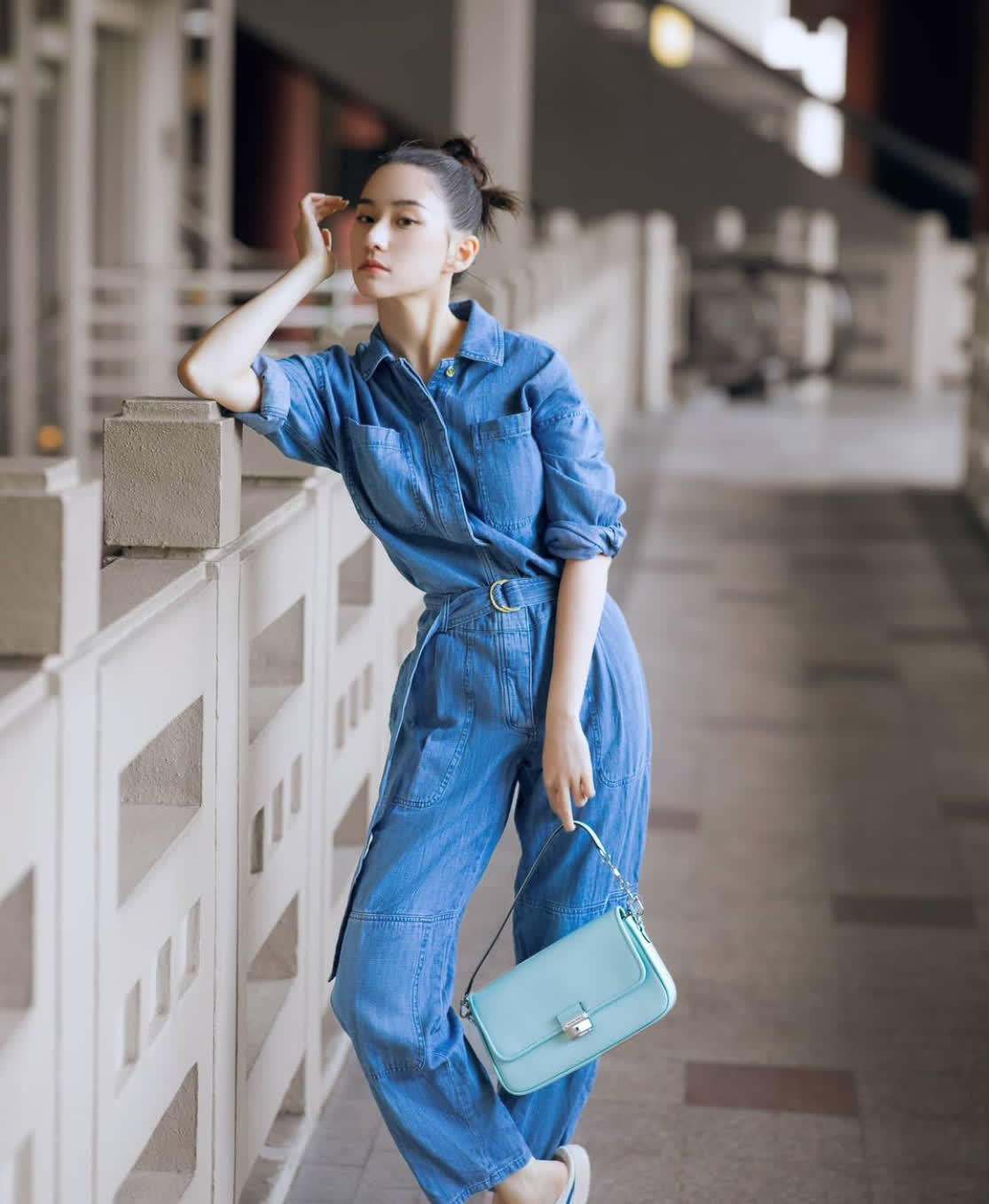 周杰伦老婆穿牛仔裤晒美照，身材颜值很出众，低调简约没明星架子