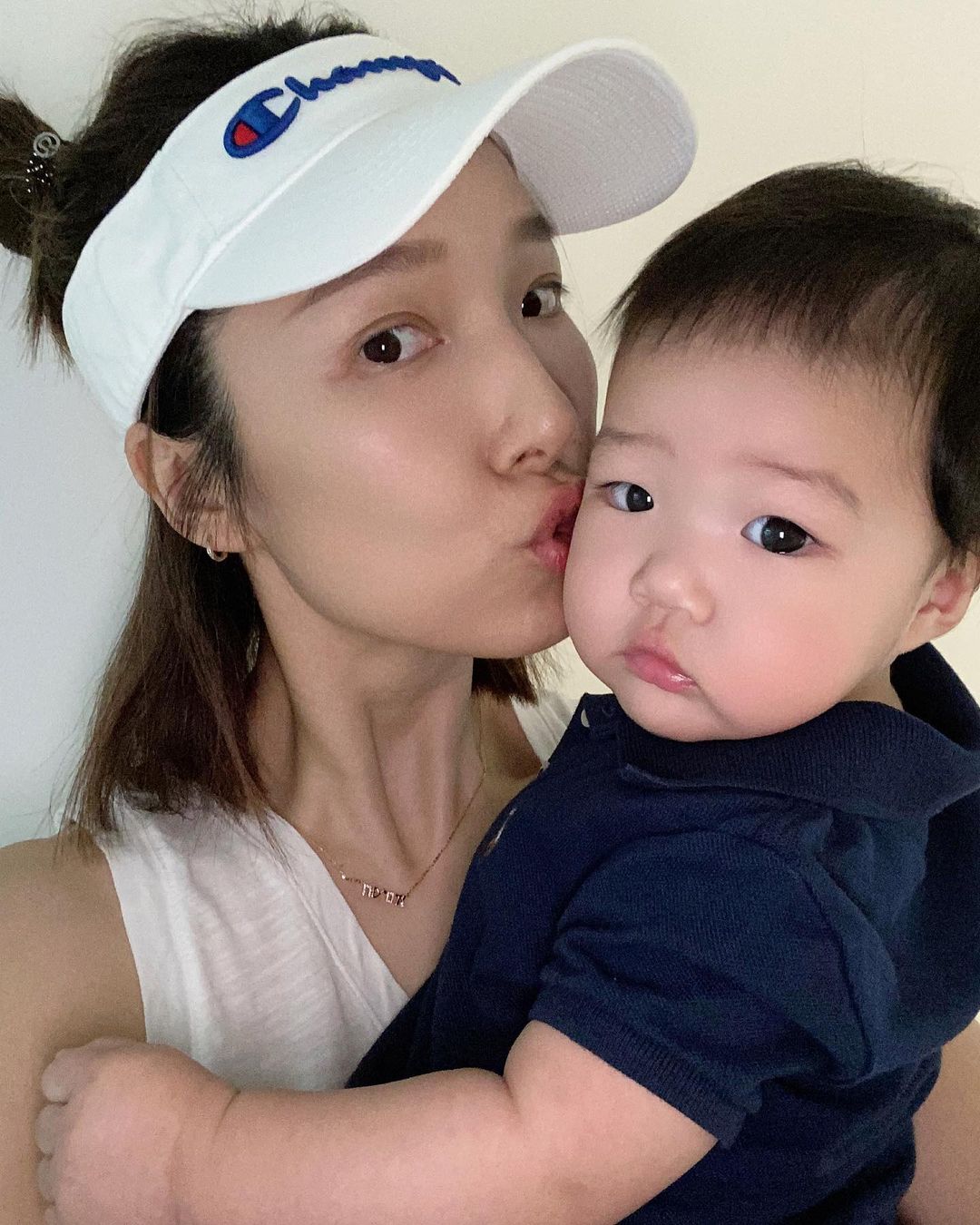 李亚男晒大女儿做饮品，天韵化身小厨娘有模有样，和妹妹太像了