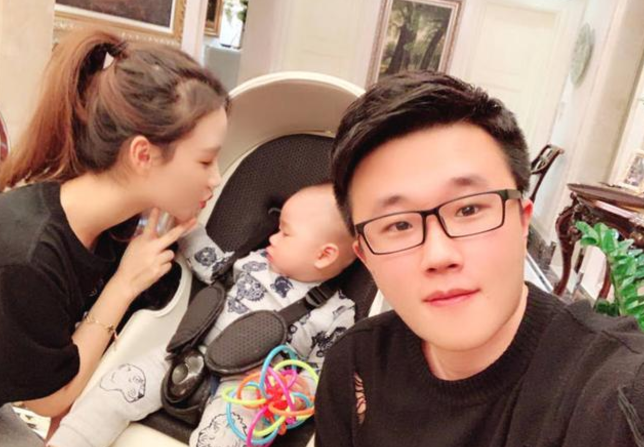 王思聪前女友雪梨脾气差？直播时骂员工，甩脸子翻白眼太尴尬