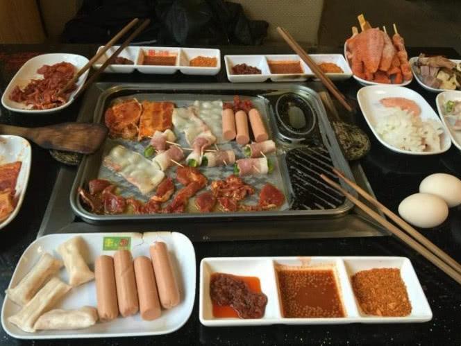 吃烤肉时服务员询问你换不换纸，其实是一种暗