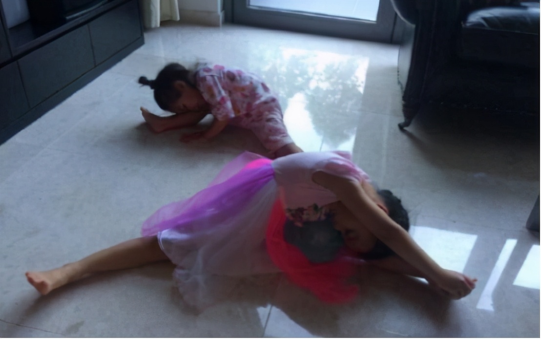 帶你參觀蔡少芬住的豪宅，孩子們都在地上玩，家里幹淨得像樣板房