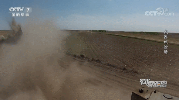 央视披露03式“远火”超高自动化水平：两人就可完成装弹射击