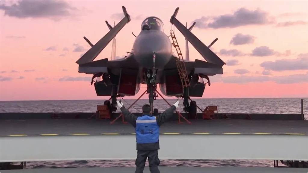 歼-15高频起降山东舰画面公开，入列一年双航母