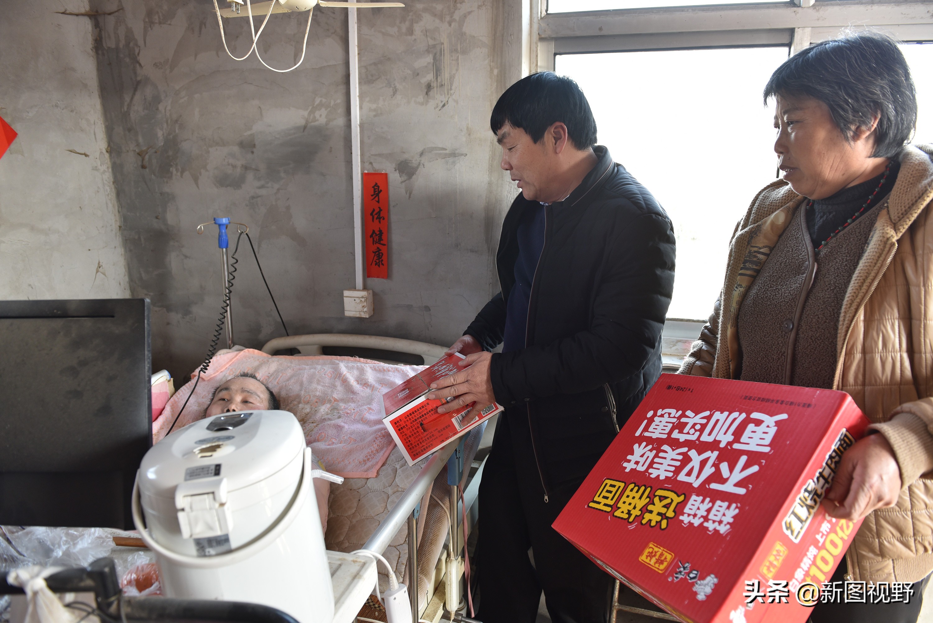 4岁丧母，18岁瘫痪，苦命男孩卧床14年，用电脑挣钱孝敬父亲