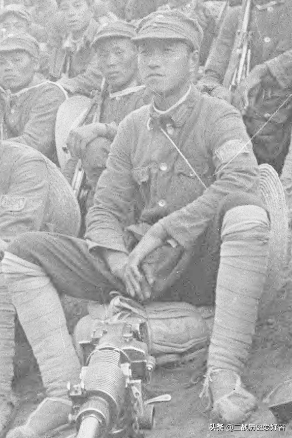 这才是八路军军人该有的模样！目光凌厉，杀气