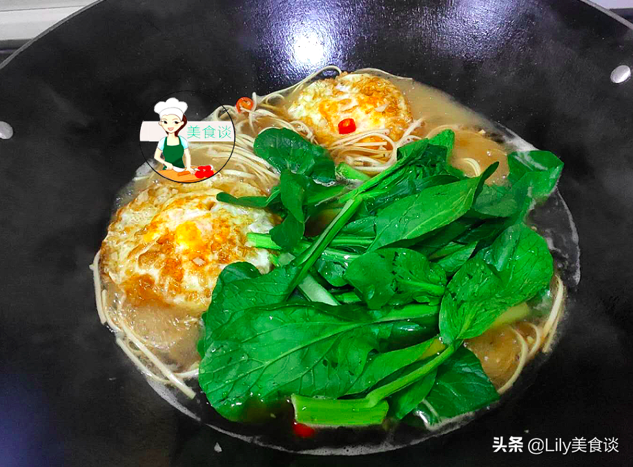 It’s cold, so I’ll be greedy for this bowl of noodles for breakfast. It’s sour and appetizing and nutritious. A bowl of breakfast is very satisfying.
