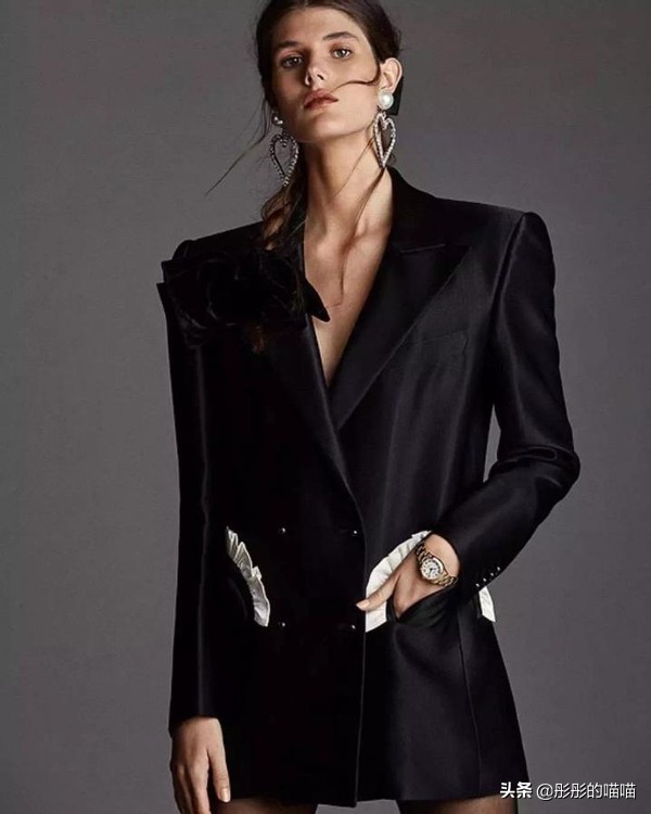 赵雅芝越老越敢穿，全身上下只穿一件西装，看