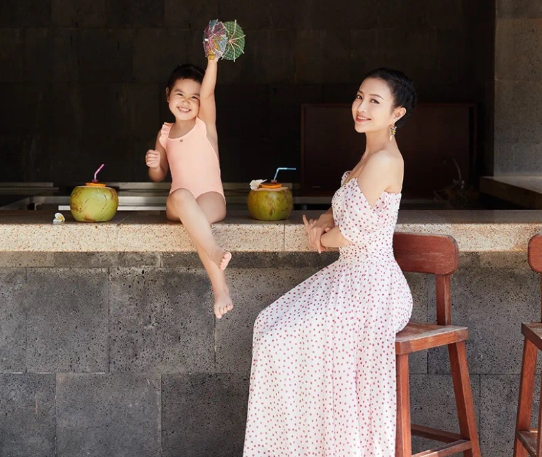 包文婧女兒生活照被傳，5歲包可艾五官長開，長相越發清秀了
