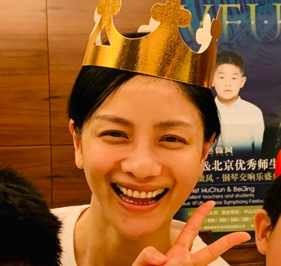 胡可曬慶生照，安吉魚兒夾擊親吻媽媽，送耳飾當禮物超暖心