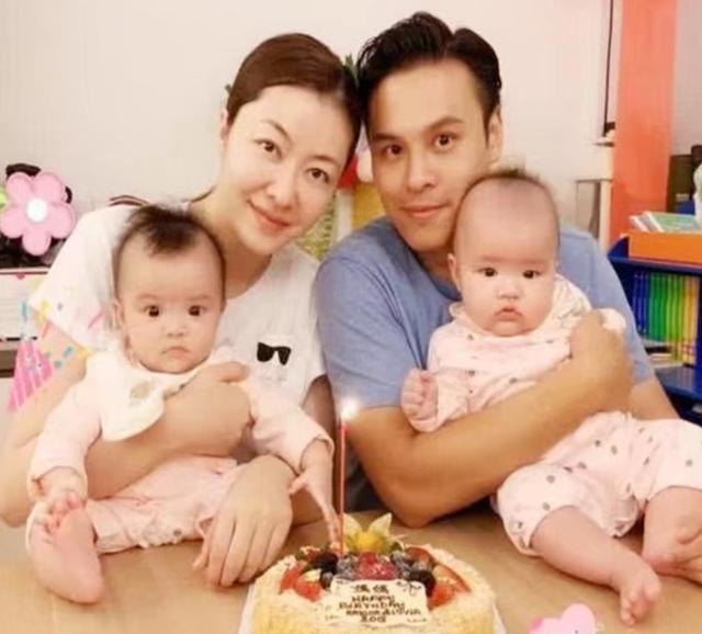 熊黛林双胞胎女儿画画，姐姐安静大眼萌妹，妹