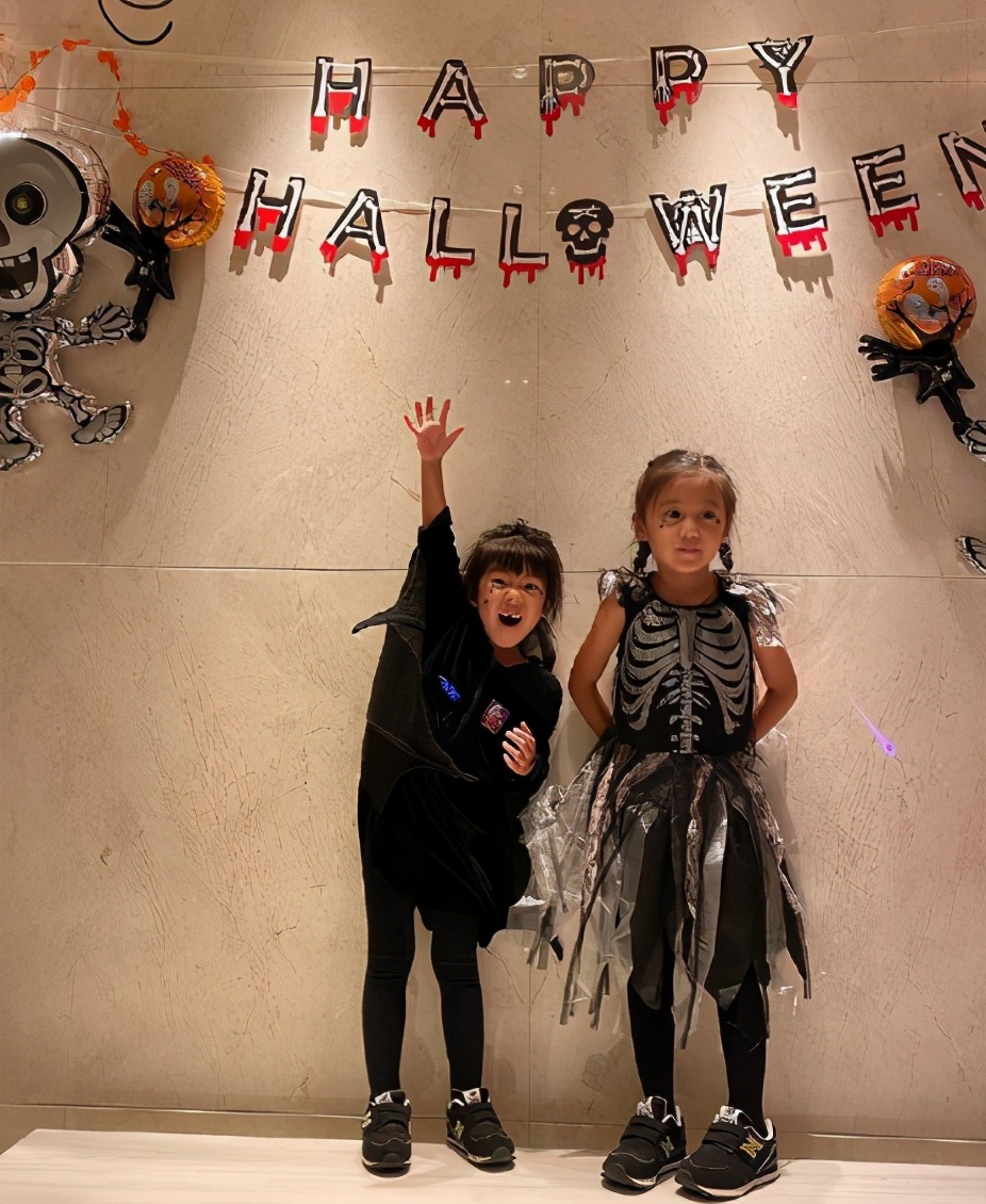 賈靜雯曬女兒假日，波妞穿小裙打扮隆重聽咘咘講故事，直言很幸福