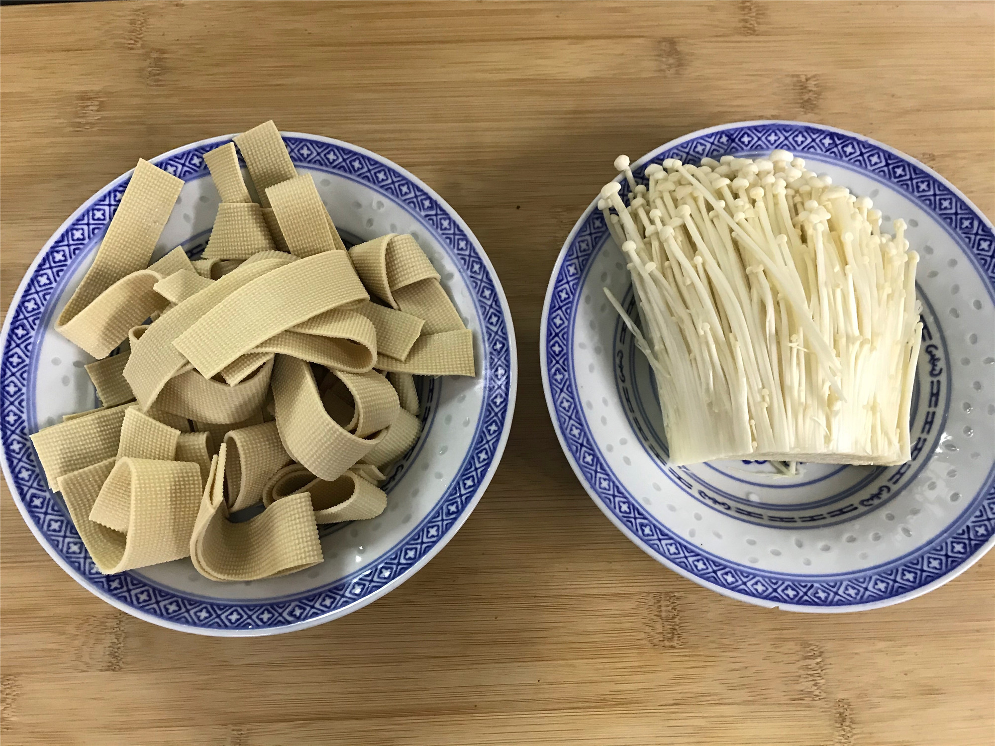 Tofu skin is a way to never tire of eating, add a handful of enoki mushrooms, boil it and cook it better than meat, and it is nutritious and low-fat
