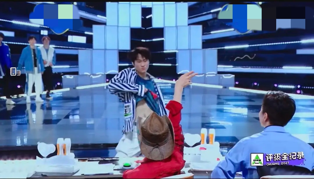 辣眼！男选手节目中对宁静露肚皮，眼神邪魅疑勾引，女方霸气接招