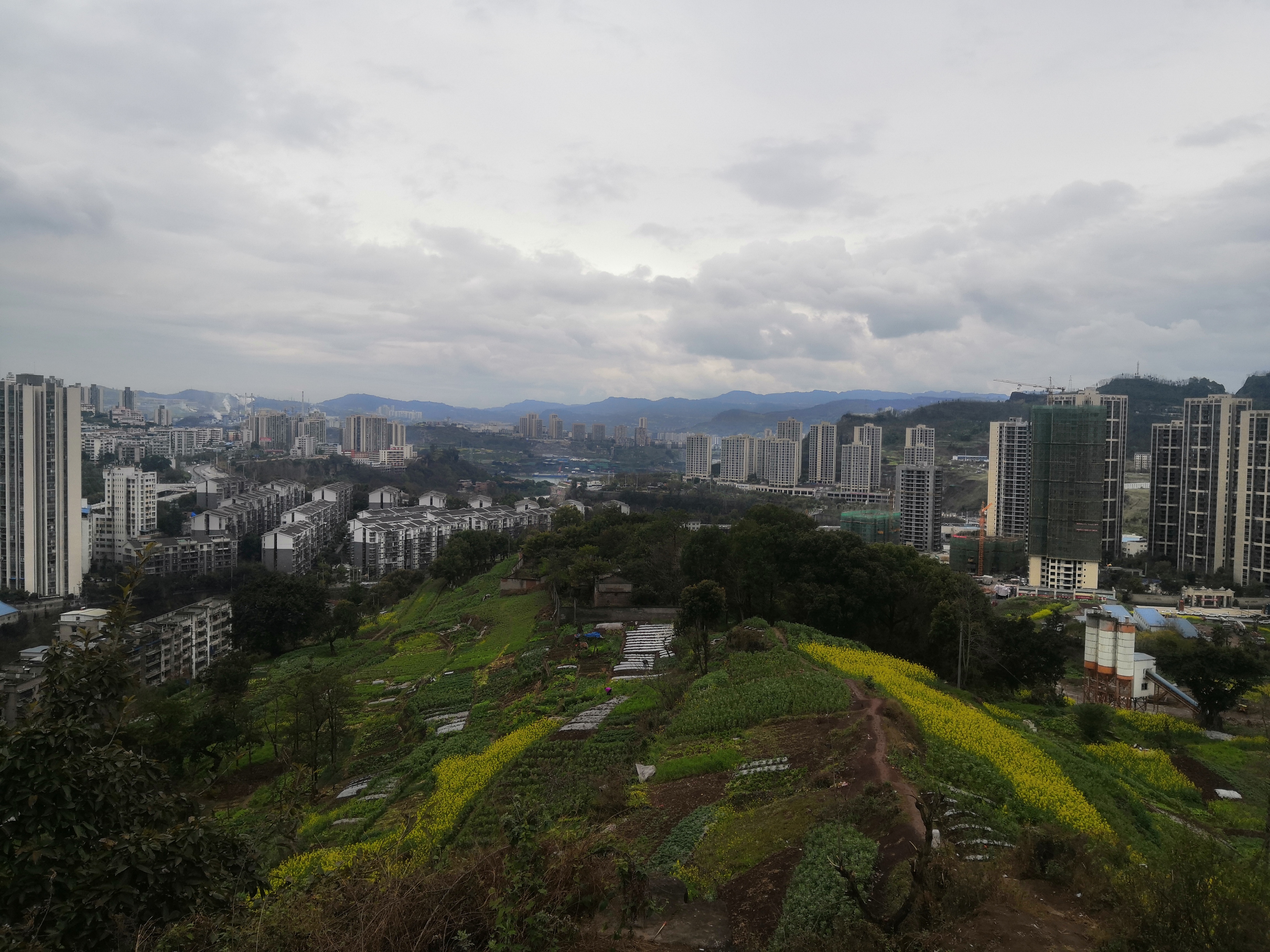 万州香炉山上的一间庙宇，山势奇特平地而起！但愿不会消失...