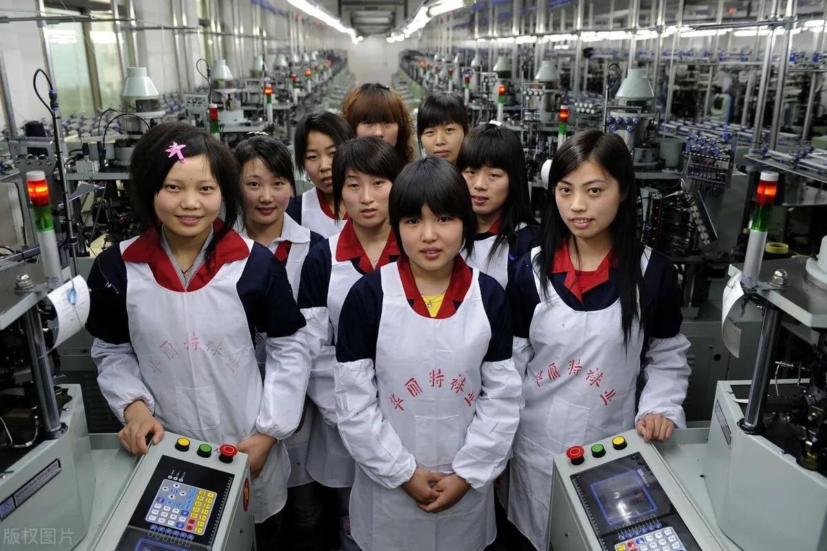 员工厕所抽烟被“逮”，高管：开除，员工打到二审获赔6.6万！