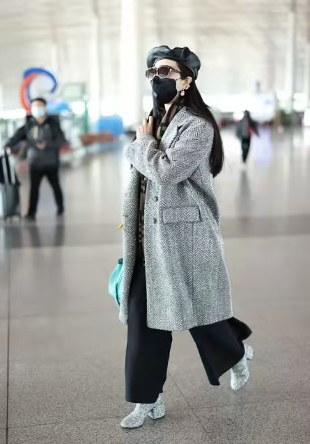 范冰冰真大气！穿大衣配水钻鞋高调走机场，直