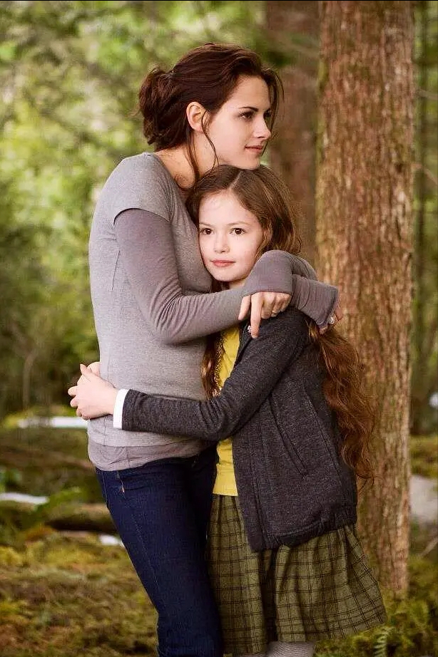 “暮光之城”那个小女孩如今已经21岁了，昔日的