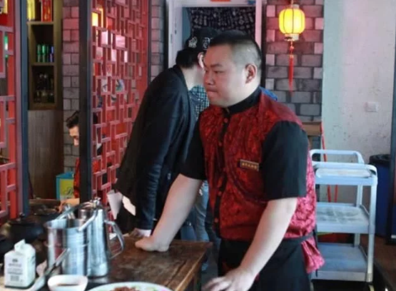 郭德纲面馆一碗面58元，比岳云鹏的还要贵，为何