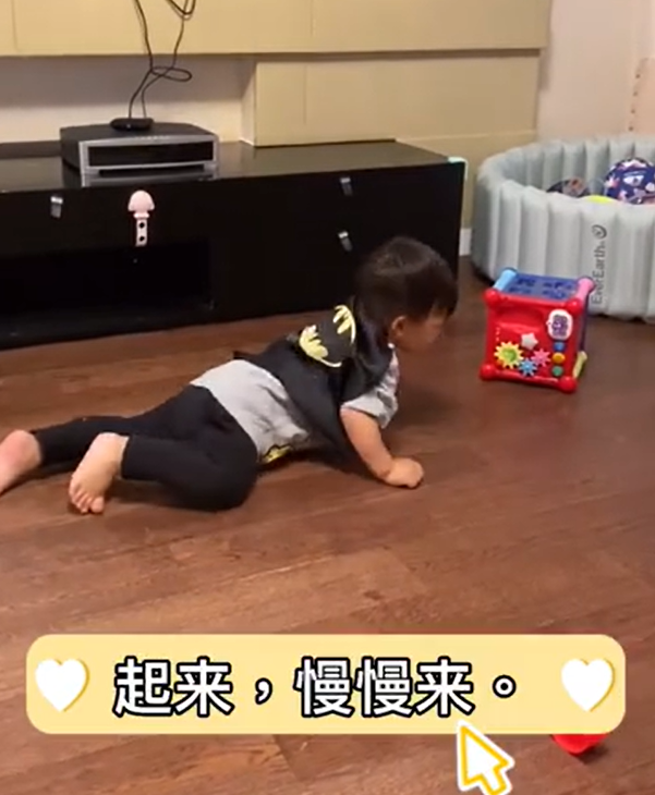 蔡少芬和张晋现身游乐园！两岁儿子正脸罕曝光，浓眉大眼五官精致