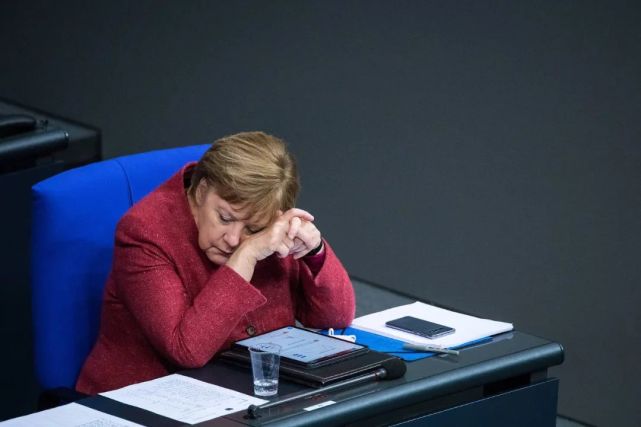 事关新冠疫苗，美国终于瞒不住，国际专家警告