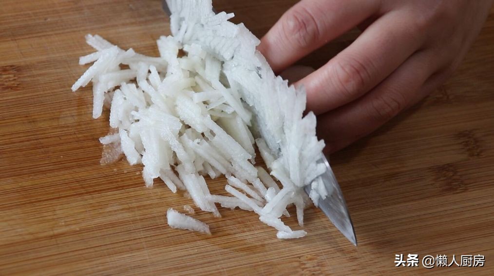 在飯店吃飯發現鹹蛋黃蒸肉餅，回家復刻了這道菜，沒想到很好吃