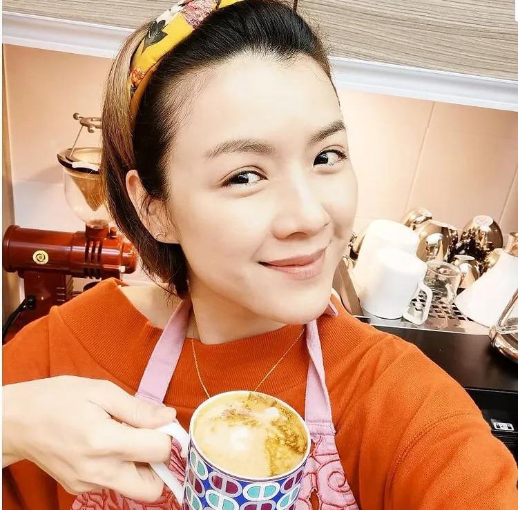 陳茵媺連續4年拍同款新年全家福，一家五口幸福美滿惹人羨