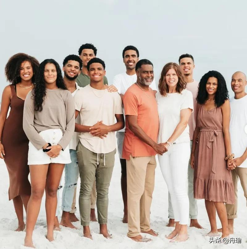 NBA早报：库里爸妈开撕，狼王贝弗利上线，利拉德因比卢暂不离开