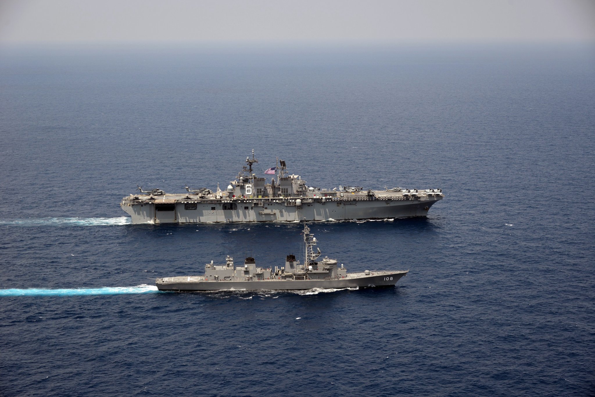 美军闪电航母再次南海挑衅，半路止步不前，万